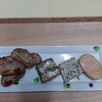 ソンブルイユ TOKYO - クルミとイチジクのパンと3種のテリーヌ♡左からオマールのテリーヌ⭐️豚足を鶏肉のテリーヌ⭐️フォアグラコンフィ⭐️