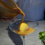 Yama  - ジンジャーアイスにマンゴーソースをかけて