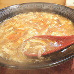 Chuuka Yokohamatei - 酸辣湯麺、ボリュームありました
                        トロ〜リ酸味のあるスープ