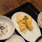 Shinowa - 日替わりランチA 　のサラダ、イカ天、浅漬