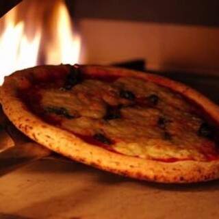 自慢のピザ窯で焼き上げるモチモチのナポリピッツァ♪