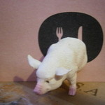 モンプチコションローズ - 入口の豚