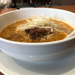 中華料理 雄味亭 - 坦々麺
横から