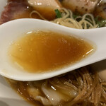 らぁ麺や 嶋 - 【2021.3.17】醤油らぁ麺のスープ。