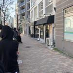 らぁ麺や 嶋 - 【2021.3.17】行列の右手に店舗。