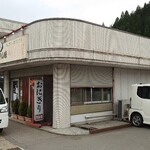 マル味 - 店舗前　
車がひっきりなしに停まってるので店舗のみが撮影出来ない