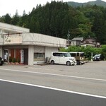 マル味 - 店舗、駐車場