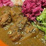 カリカリスパイス - Weekly Curry【まったりいきたい日に食べるカレー】
      大根と胡麻のチキンカレー と ハーブポークカレー のあいがけ
      （写真は、チキンカレー側、副菜増し・ご飯少なめです）