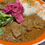 カリカリスパイス - Weekly Curry【まったりいきたい日に食べるカレー】
      大根と胡麻のチキンカレー と ハーブポークカレー のあいがけ
      （写真は、ハーブポーク側、副菜増し・ご飯少なめです）