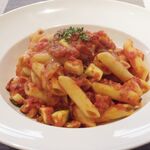 アブラッチョ - 魚介とオリーブ、セロリ、ズッキーニのトマトソース