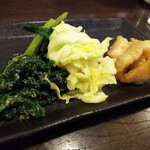 金町製麺 - キャベツの漬物など