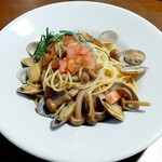 カフェアルバロ - アサリときのこの焦がし醤油