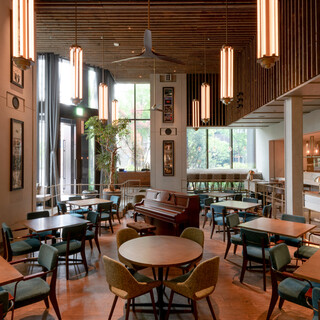 ドラマや対談番組で使われるおしゃれな空間、圧巻の天井高10m