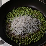 久原本家  - 見切り品のジャコをイン！