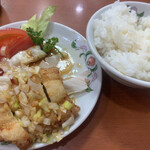 Gyouzano Oushou - ジャストサイズ（ハーフ的な）の油淋鶏（¥346）とライス小（¥165）、ライスはリーズナブルなので、リーズナブルな、お味…(涙）、もうちと、美味しいと嬉しいのだが…