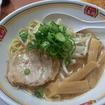 Gyouzano Oushou - ジャストサイズ　￥385　（ハーフ的な）の王将ラーメン（¥385） 今日は、なんか、汁が少なかった...、もっと汁を...、