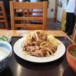 菱田屋 - 漬物も味噌汁もむっちゃ美味しい！白ご飯がこんなにすすむとは・・・半ライスですが、他のお店での普通以上でした。炊き加減も抜群◎