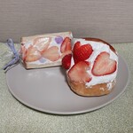 Bakery YAKUWA - 白苺サンド、大粒春苺のマリトッツォ