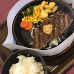 キャブステーキ - ステーキ注文するとご飯ついてきます