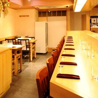 職人技を目の前で堪能できるカウンター。ライブ感溢れる特等席は15席ございます。