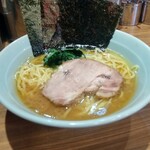 横浜ラーメン 渡来武 - キリッとおすまし。( ・`д・´)