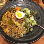 SPICY CURRY 魯珈 - 魯珈プレートに限定カレーの豚バラと高菜のカレー