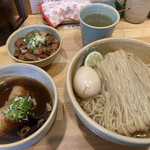 迂直 - 味玉醤油つけ麺　大盛1280円、ゴロ肉ごはんミニ250円