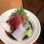 豊洲場外食堂魚金 - 鯖の塩焼き定食１０００円。ミニ刺身。赤身、ハマチ？、タコ、イカ。こういうのは嬉しいですね(^｡^)