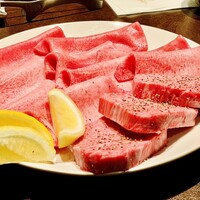 焼肉やまちゃん - ◆シャトーブリアン（田村牛）と黒タン（京都牛）。
                    ◎安部首相夫妻とトランプ米大統領夫妻の会食で田村牛のステーキが出された。