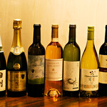 瓶裝葡萄酒 (約40種) 3500日元~杯裝葡萄酒 (7種) 700日元~