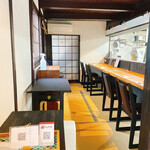 Nagi Ha Shokudou - お店内観　右側に4人掛けのテーブル席がありました