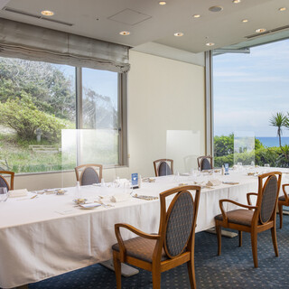 大きな窓があり明るい個室