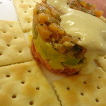 美酒肴房 松圭 - スモークサーモンノタルタル　アボガドとトマト添え