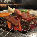 炭焼水七輪焼肉匠たじま - 炭火で黙々と焼いていくのです