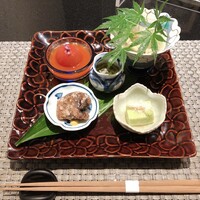 耽美 下村 - ［先付］ホタテの飲めるお酢スープ仕立て・トマトのお浸し・豚の軟骨揚げ・もずく酢、枝豆豆腐　●お酢はかなり優しいお味。トマトが一番味が強い位です。豚の軟骨はゼリー状で柔らかい。