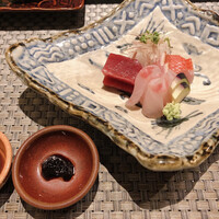 耽美 下村 - ［向付］マグロ・金目鯛・カンパチ　●ペースト状の醤油は食べる香味醤油です。醤油のもろみの様なコクと甘味のある風味が良いです。