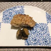 耽美 下村 - ［焼物］カンパチの牛蒡ソース焼　●牛蒡の良い香りです。質の良い焼魚って美味しい。塩味をあまり感じないお味が良いです。