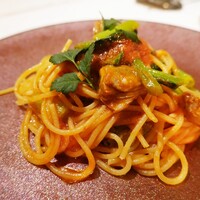 デルフィーナ - 牡蠣の薫製と小松菜のトマトソースパスタ