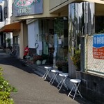 151986436 - 大阪モノレール少路駅から徒歩10分ほど、住宅街をスマホを片手に道に迷わない様に歩いて無事に到着しました(^_^;) 
                      喫茶店の様なカジュアルなデザインのお店
                      とてもお好み焼き屋さんには見えません