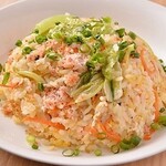 Stir-fried fried rice with plump shrimp and crunchy lettuce