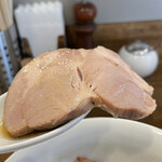 創作麺工房 鳴龍 - フワフワの厚いチャーシュー