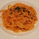 タヴェルネッタ・ダ・キタヤマ - 薄切りガーリックが効いたオイルソースに、北海道産の生うにとプチトマトの甘味が華を添える名物パスタ