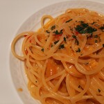 タヴェルネッタ・ダ・キタヤマ - トゥルトゥルなめらかなパスタに、生うに独特のコクや甘味、パンチの効いたガーリックとフルーティーなプチトマトが合う～