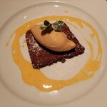 タヴェルネッタ・ダ・キタヤマ - ねっとり濃密なチョコテリーヌに、とろける香りのトンカ豆のジェラートとアングレーズソースを添えて、チョコレートのテリーヌ＆トンカ豆のジェラート880円