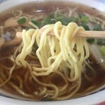 八珍楼 - 汁は豚骨と鶏であろう。塩っぱ感もあって中々美味い。麺は加水少なめで、デフォルトでカタメ。ラーメンはお母さんが担当なんだけど、町中華らしくない仕上がり。俺は好きヽ(´o｀