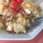 八珍楼 - ほどよくパラっとした焼飯   タマネギが入って 大衆食堂ぽいんだけど、味は町中華の美味いヤツ！塩っぱいの好きであれば卓上に岩塩もある！なんだなんだ『八珍楼』こんなに美味しかったっけ？