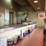 八珍楼 - 店内はカウンターと奥に小上がり。カウンター内でお母さんが麺類調理奥でお父さんが中華鍋をガシャガシャカンカン♪