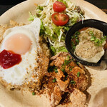 Asian cafe dining Trucha - アジアンランチ　980円
                      この日は焼売のトマトソースと
                      唐揚げのスパイス