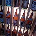 北陸王 日本橋室町店 - 地下に降りる階段には日本酒の瓶がたくさん