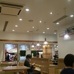 COMPHO - お手軽感と清潔感が程よい、イートイン風の店内